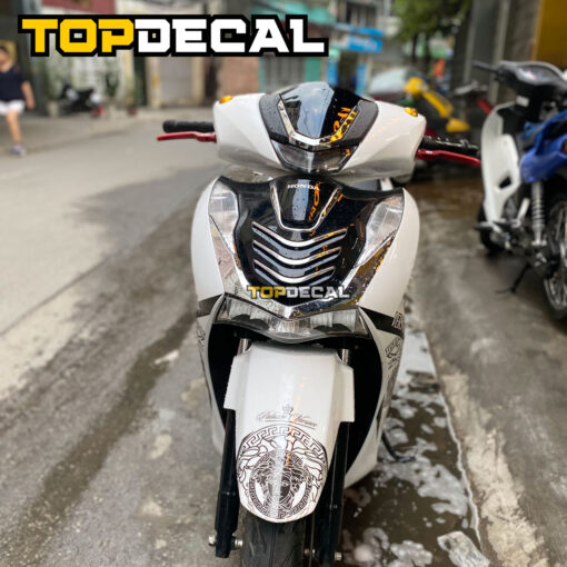 Dán xe Sh màu trắng ngọc trai phối tem Versace - Ảnh 2