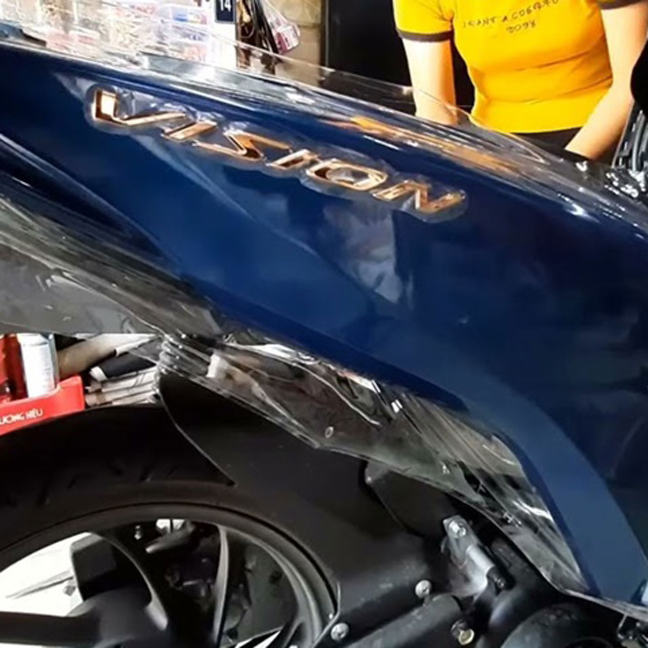 dán chống xước xe máy vision bao nhiêu tiền