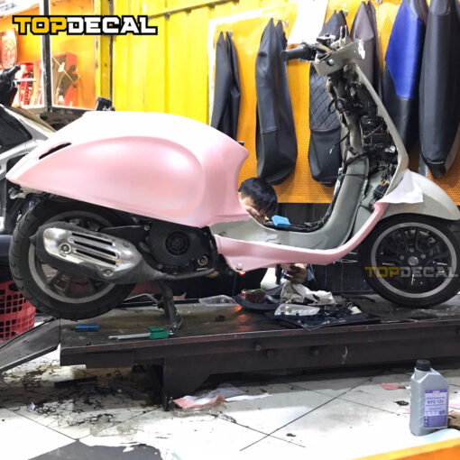Dán xe Vespa màu hồng satin - Ảnh 2