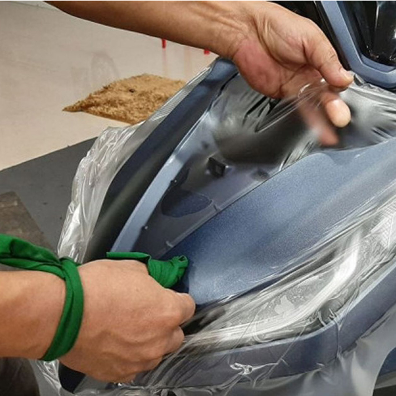 dán keo nhựa xe máy