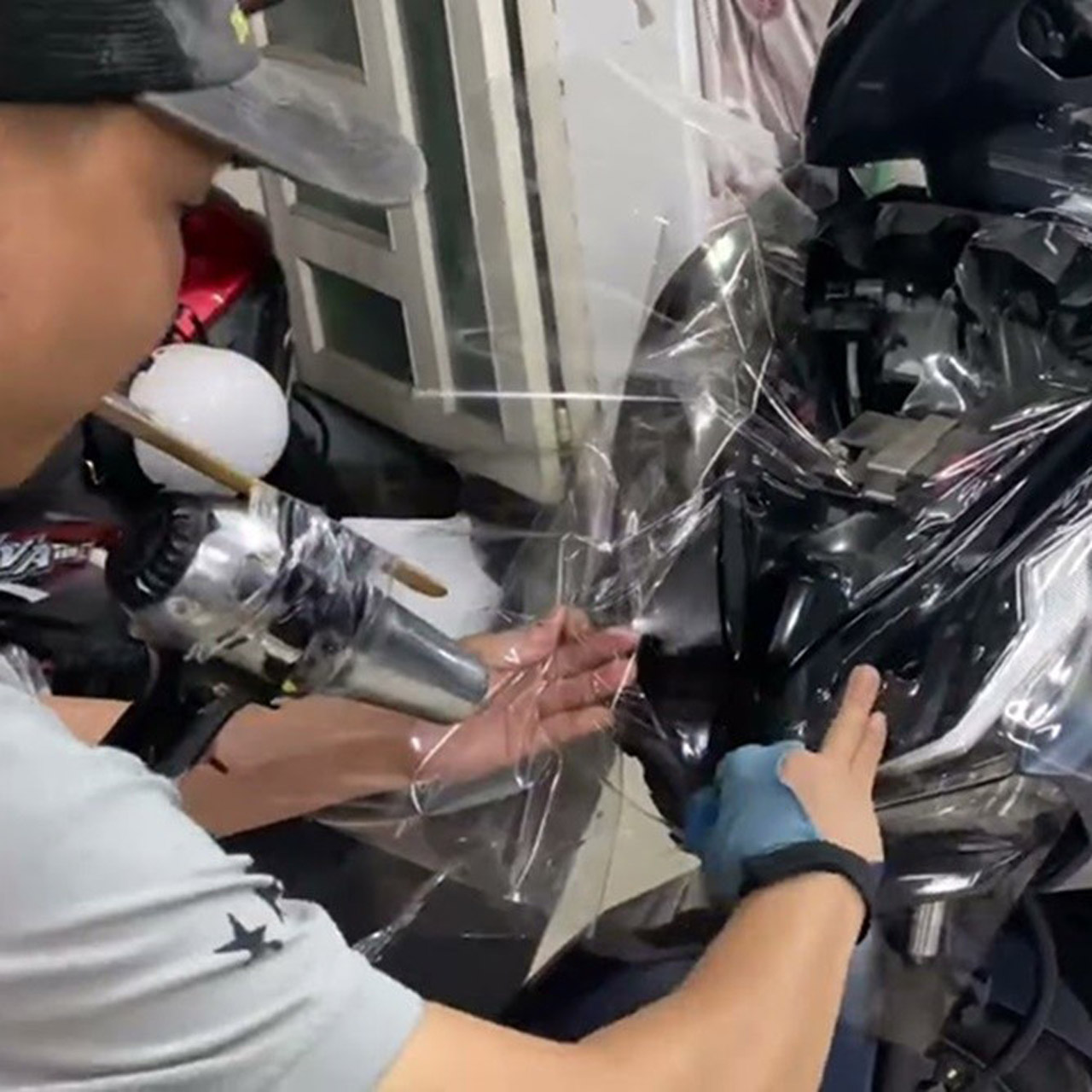 có nên dán keo xe máy không