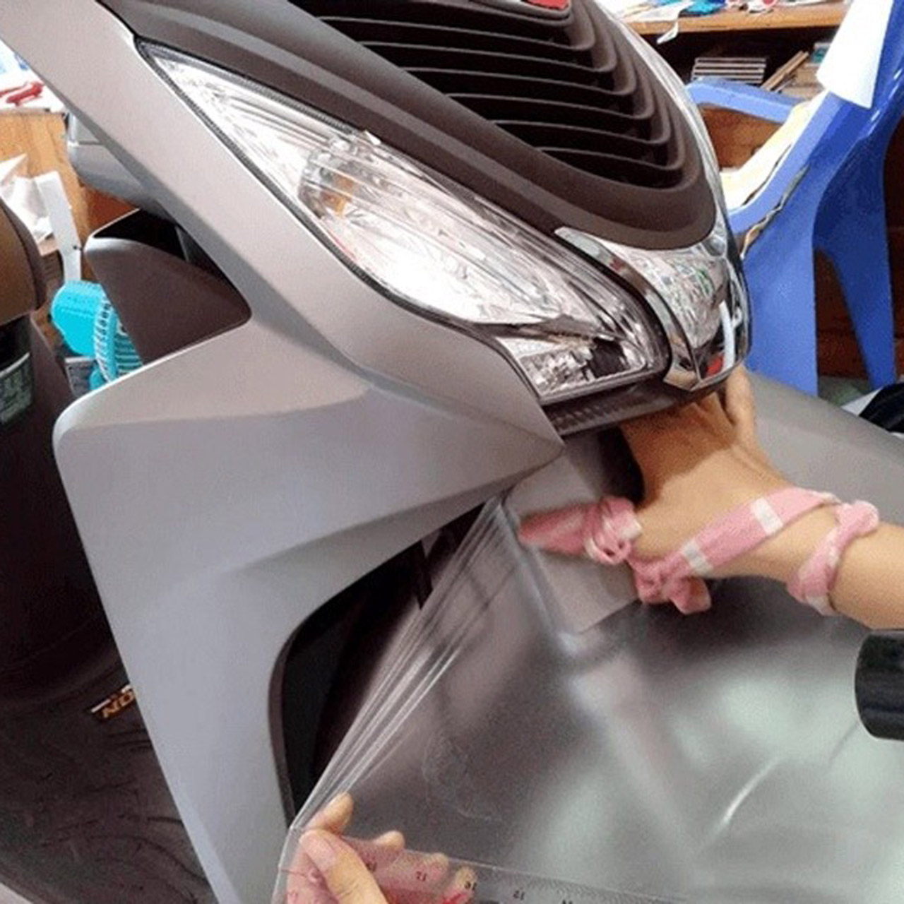 có nên dán xe máy mới không