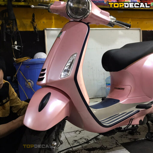 Dán xe Vespa màu hồng satin - Ảnh 4