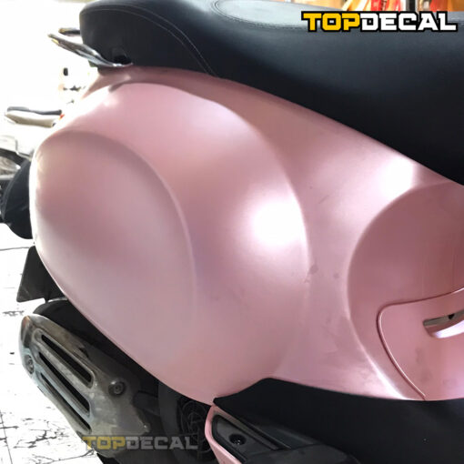 Dán xe Vespa màu hồng satin - Ảnh 5