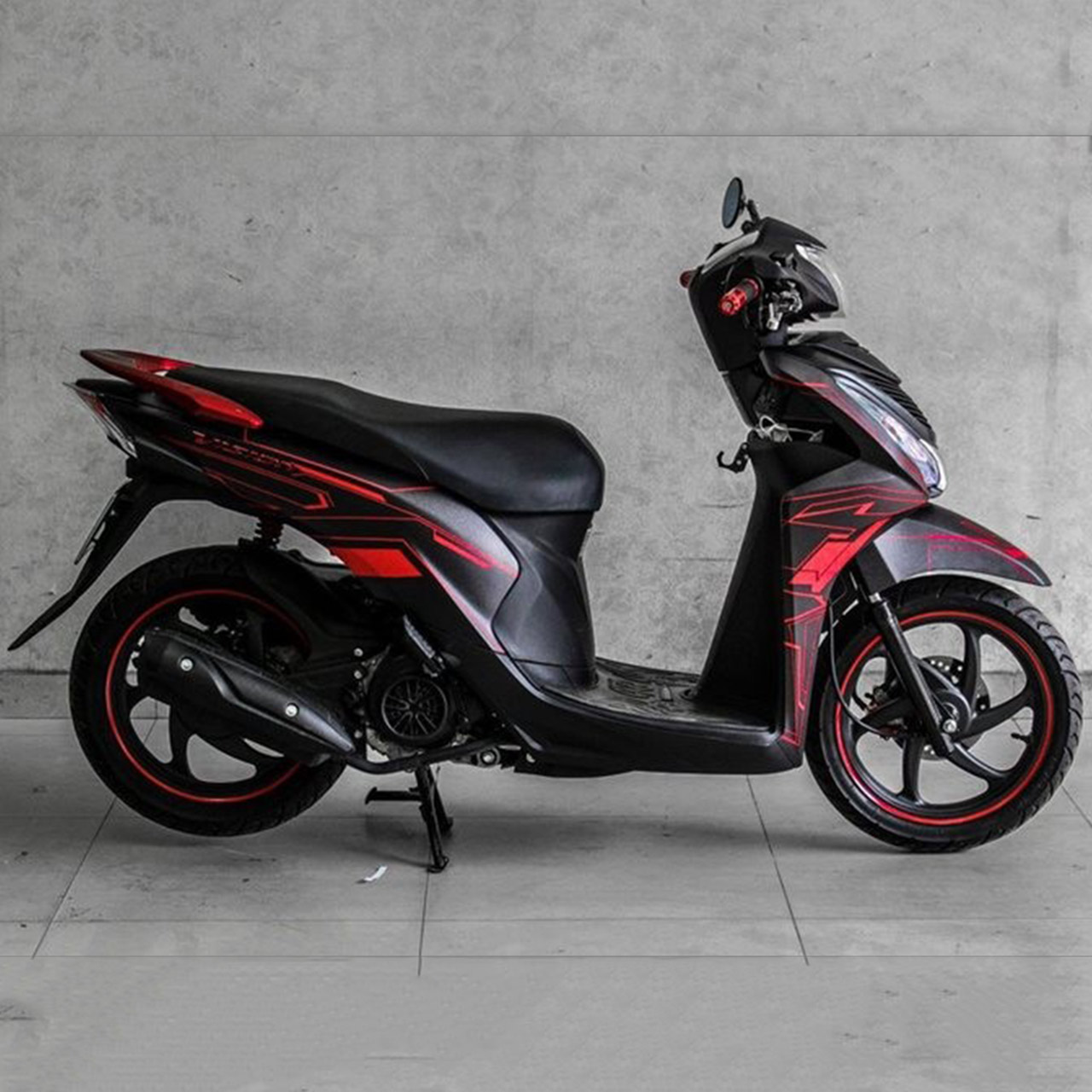 Dán xe Vision đen nhám phối tem chỉ vuông đỏ