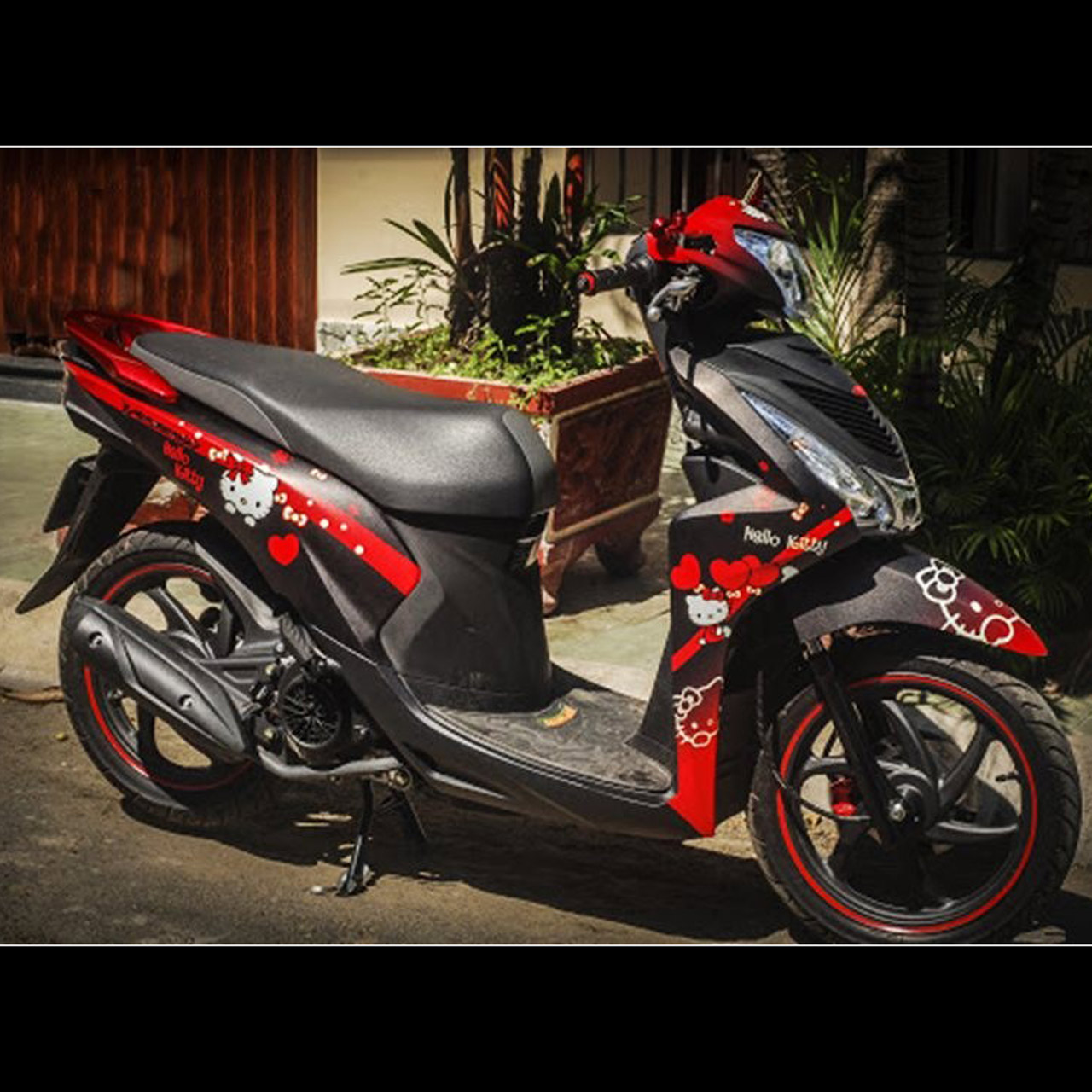 Dán xe Vision đen phối Hello Kitty