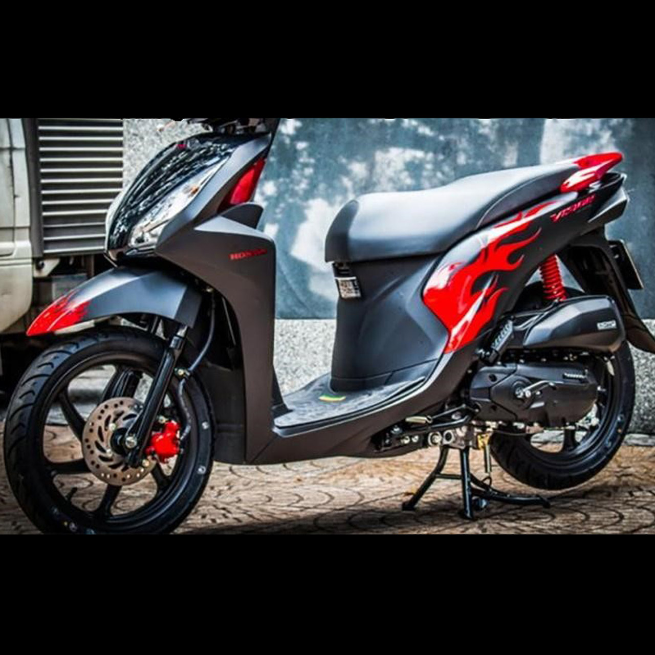 Dán xe Vision đen nhám phối tem lửa đỏ