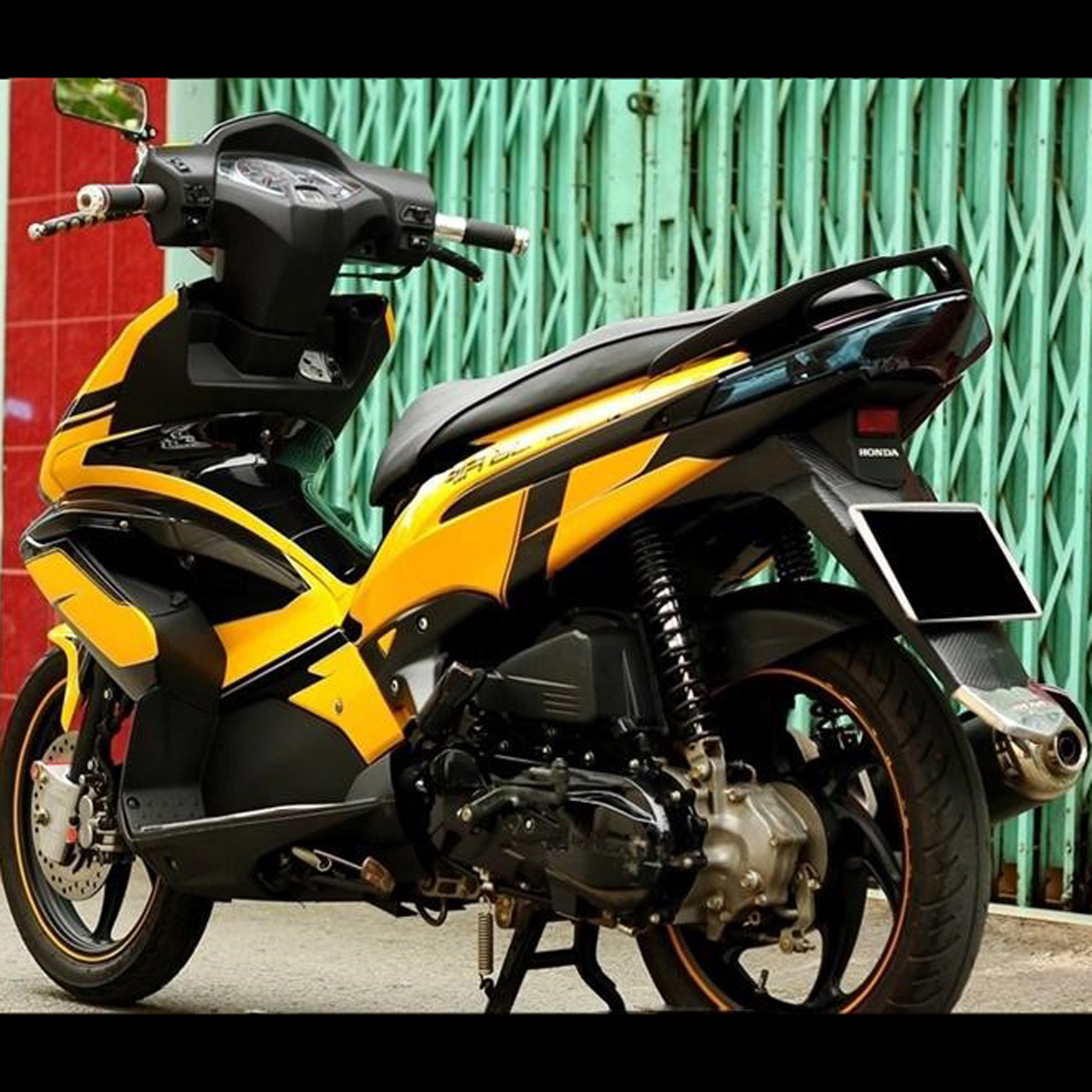 Mẫu decal xe Air Blade màu vàng