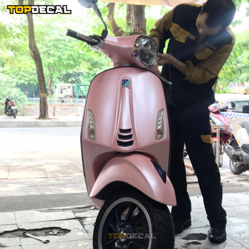 Dán xe Vespa màu hồng satin - Ảnh 6