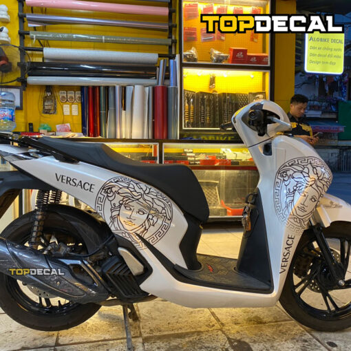 Dán xe Sh màu trắng ngọc trai phối tem Versace