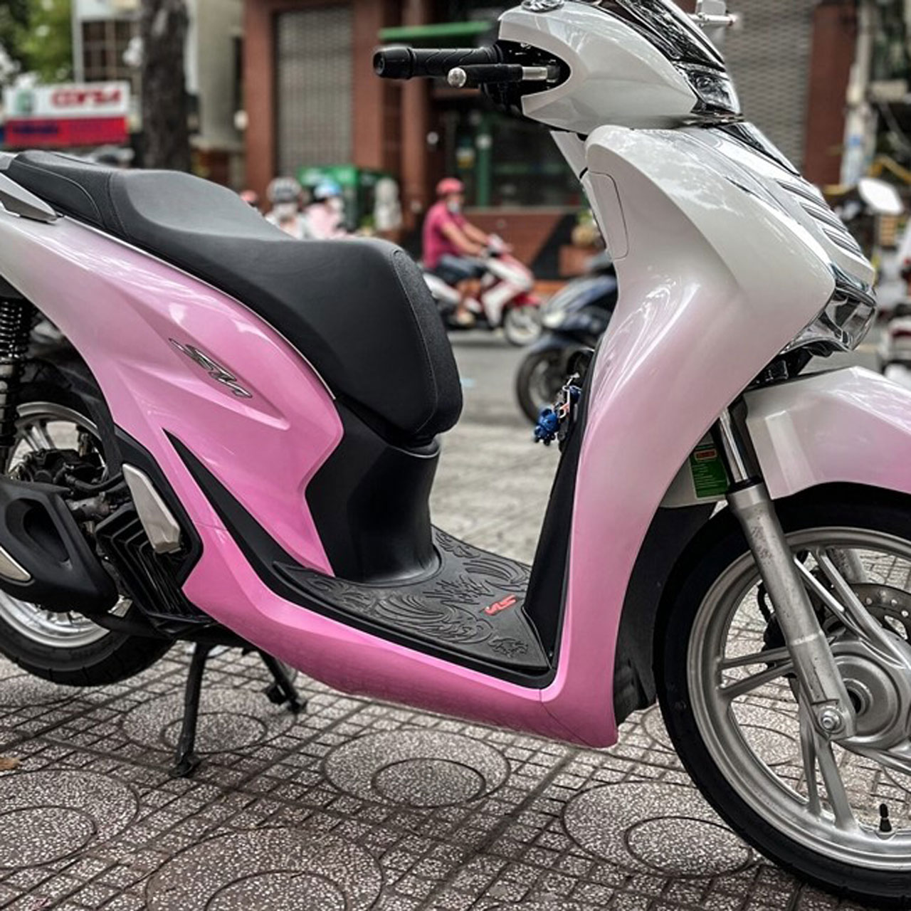 dán xe sh mode màu hồng trắng