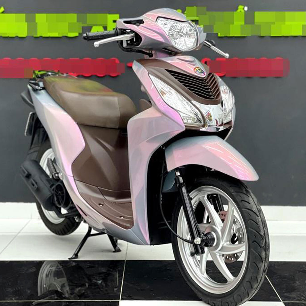 xe vision decal màu hồng