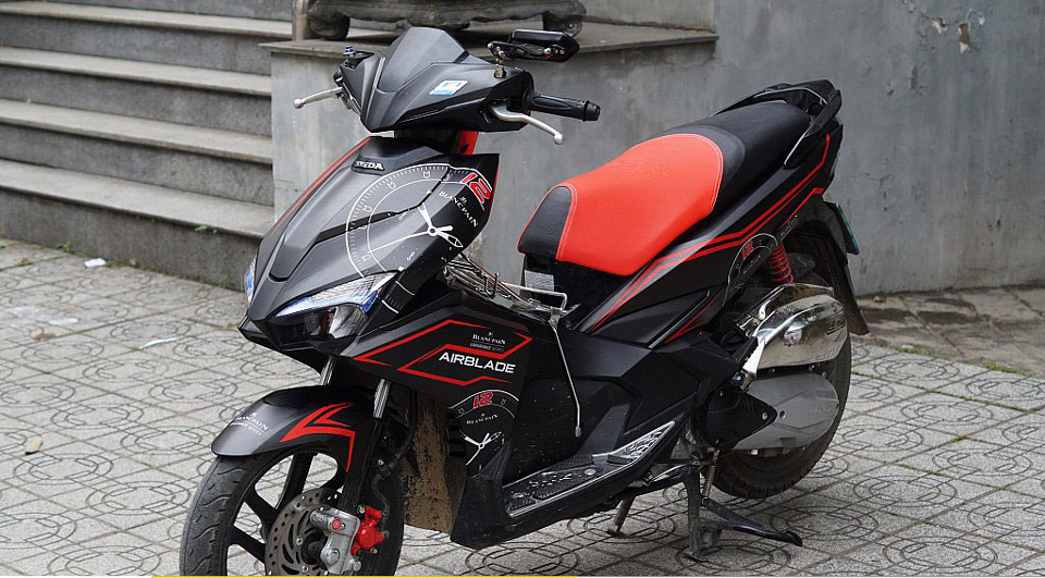 tem xe air blade đỏ đen