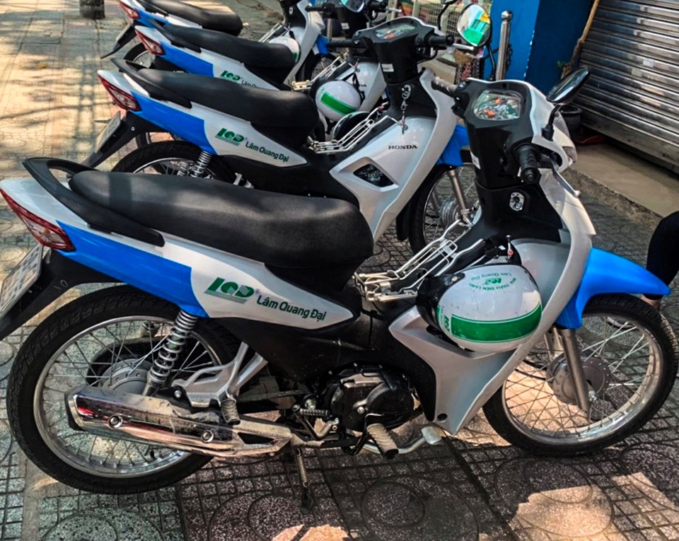 dán xe máy quảng cáo