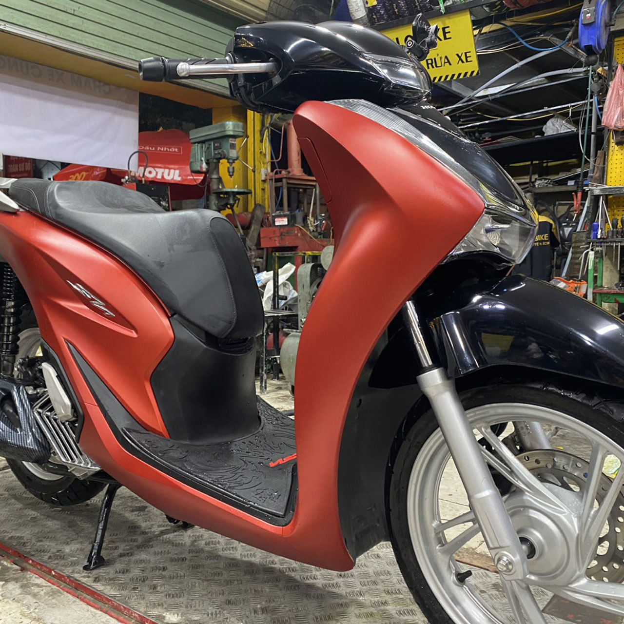 Dán xe Sh màu đỏ lụa lì sang trọng