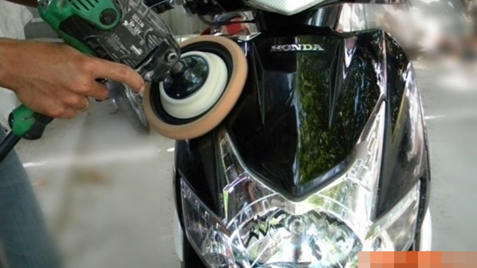 đánh bóng dàn áo xe máy