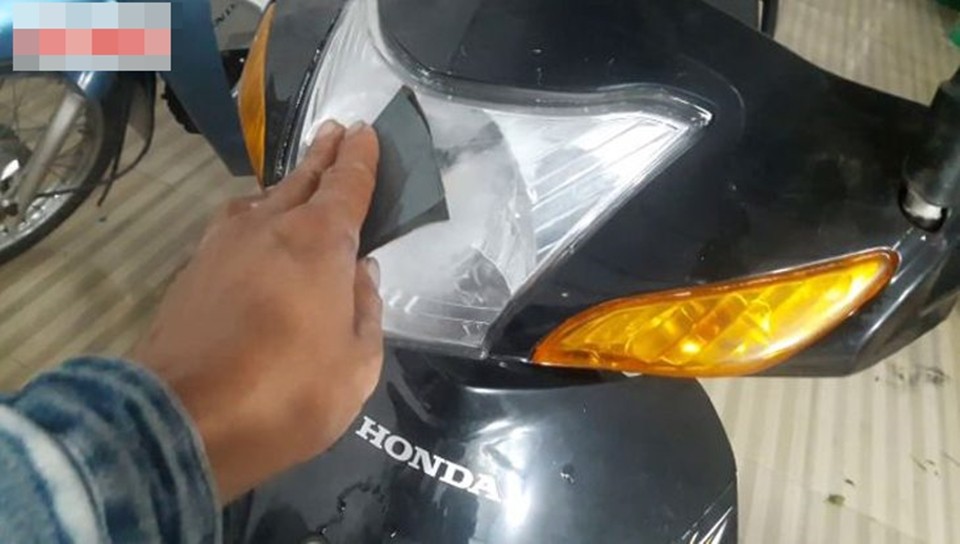 đánh bóng nhựa xe máy