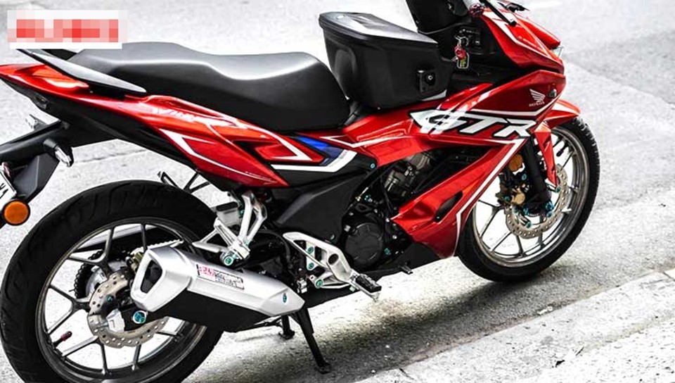 Dán decal xe Winner