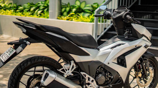 Dán xe Winner màu đen bạc