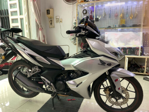 Dán xe Winner màu đen bạc