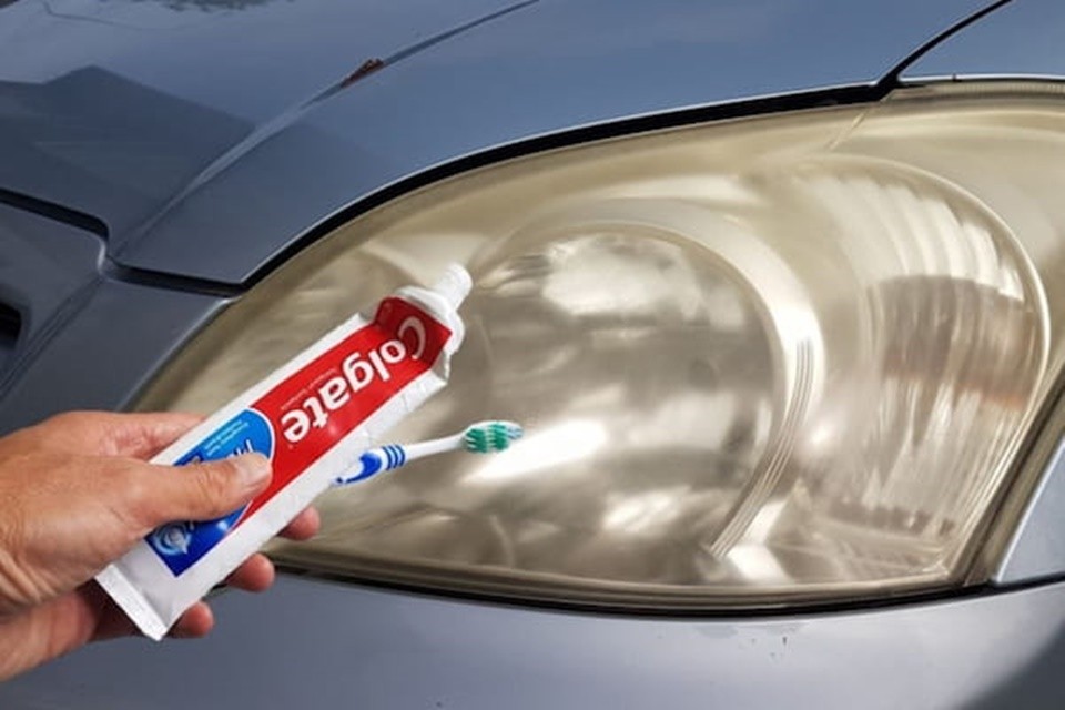 đánh bóng đèn ô tô