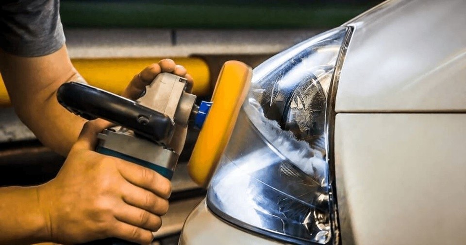 đánh bóng đèn xe ô tô
