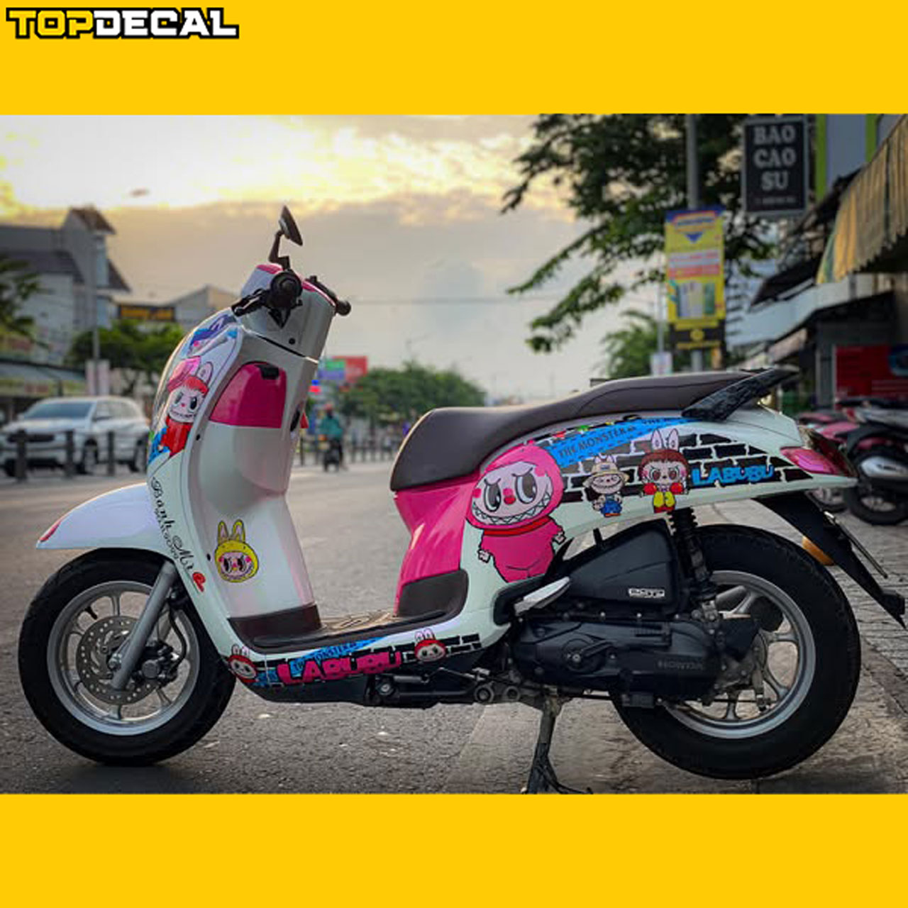 Dán decal xe scoopy labubu